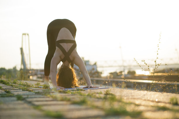 年轻女子做下狗瑜伽姿势图片下载