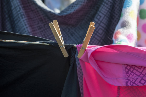 晒衣夹在晒衣绳上夹衣服。图片下载