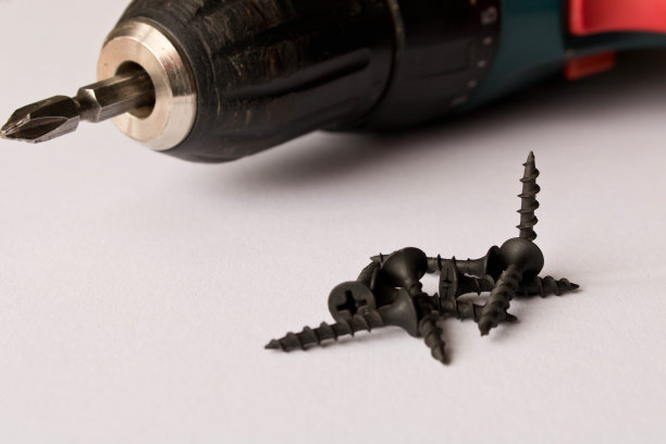 白色背景上的螺丝刀和螺丝。工作的概念。劳动节图片下载