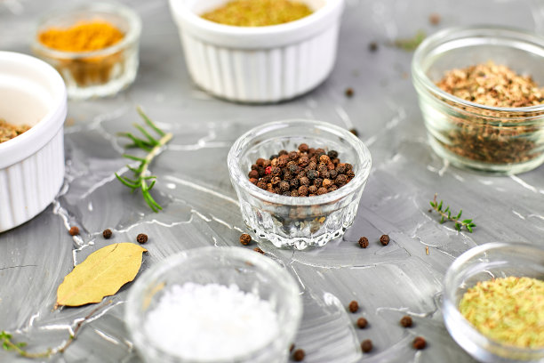 调味料的背景。香料和药草调味用新鲜和干燥图片下载
