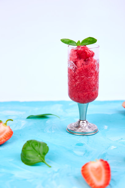 夏日清爽草莓冰沙，冰沙格兰尼塔饮料图片下载