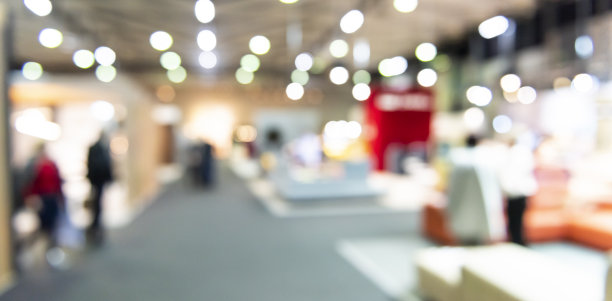 在贸易展览上的人们图片下载