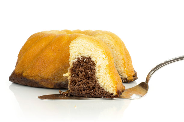 新鲜烤大理石gugelhupf甜面包孤立在白色图片下载