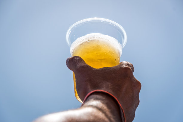 阳光普照的啤酒图片下载