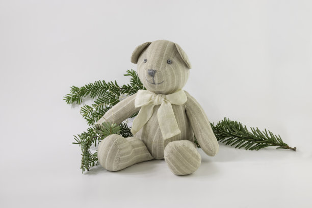 亚麻泰迪熊与圣诞树枝图片下载