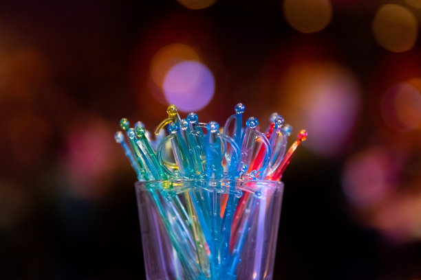 色彩斑斓的刀剑棍棒图片下载