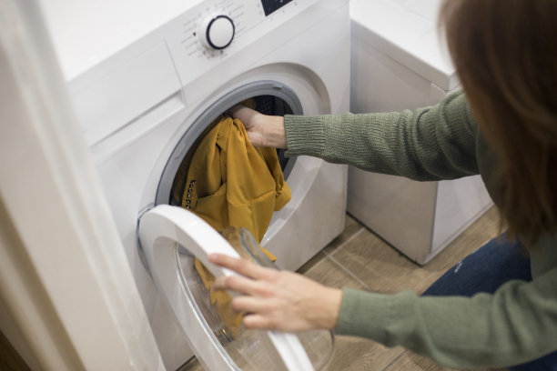 年轻女子在洗衣服图片下载