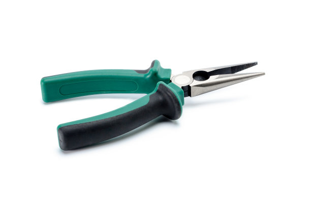 长鼻钳黑色和绿色孤立手柄，白色背景。工具孤立在白色，侧视图。图片下载
