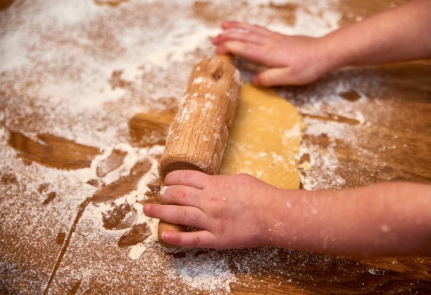 孩子们在烤圣诞饼干图片下载