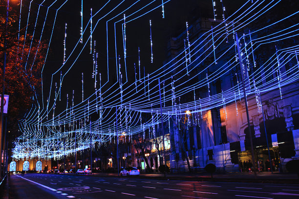 西班牙马德里街道上的蓝色圣诞彩灯图片下载