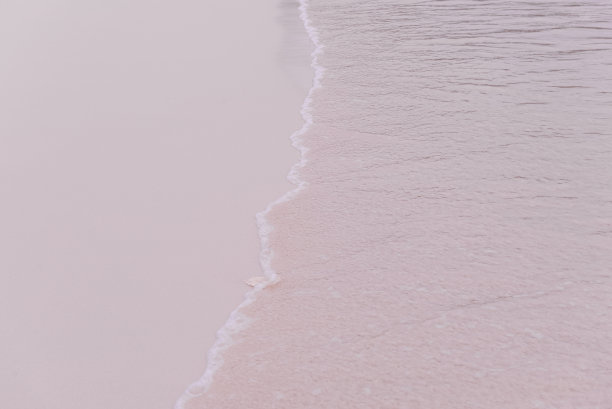 海浪拍打着沙滩图片下载