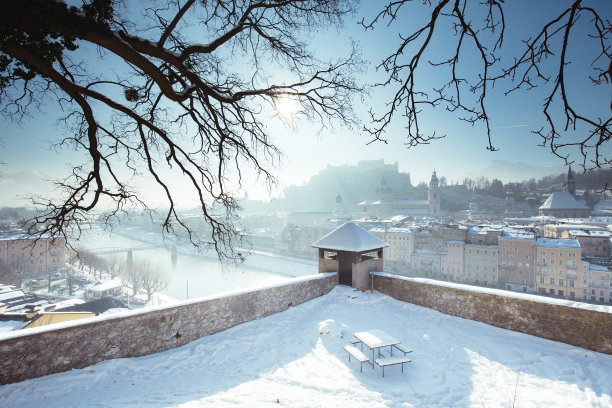 奥地利萨尔茨堡，冬天的历史小镇图片下载