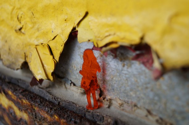 女人在广告牌上图片下载