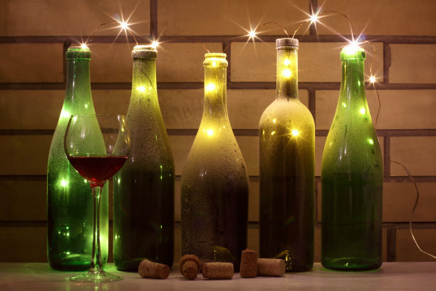 闪闪发光的酒精饮料图片下载