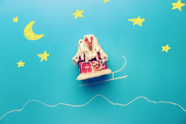 蓝色背景上的小房子。冬天房子手法图片下载