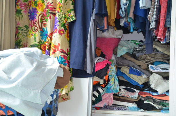 衣柜里塞满了布素材图片