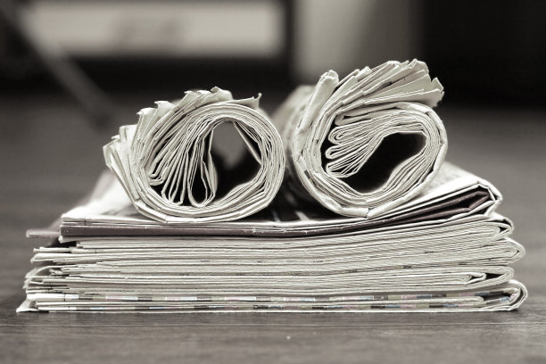 报纸叠起来卷起来图片下载