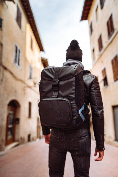 背包客在锡耶纳闲逛图片下载