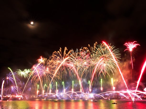 多格瓦河夜空中五彩缤纷的灯光和烟火表演图片下载