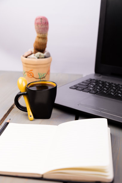 电脑，咖啡杯，仙人掌和木制笔记本图片下载