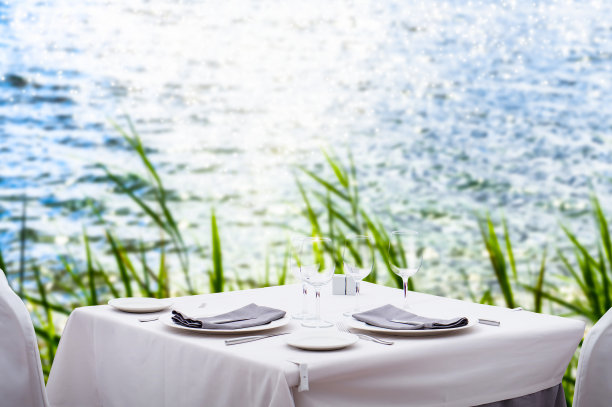 水边浪漫的餐桌布置图片下载