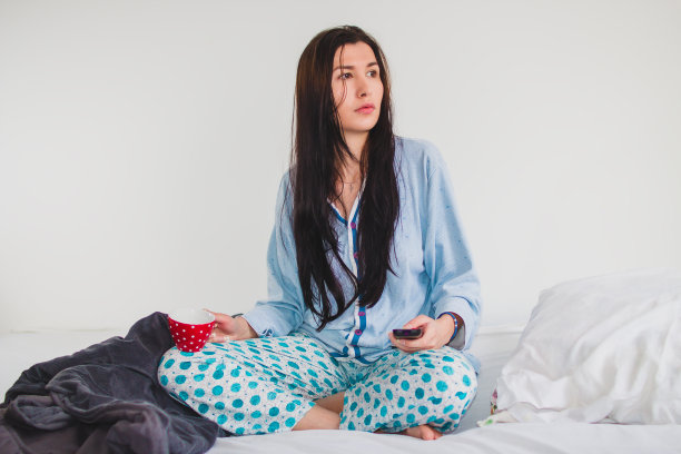 早上喝咖啡，看电视图片下载