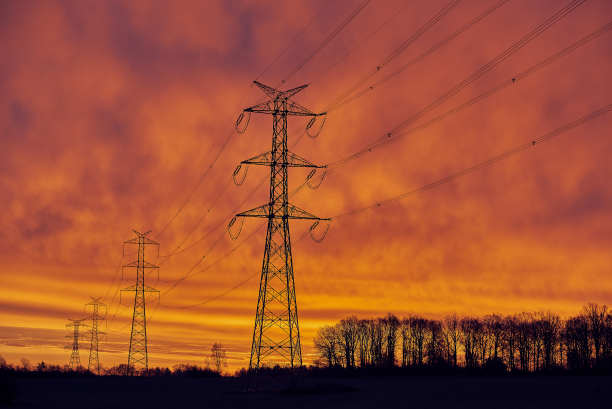 日出时有电线和游泳池图片下载