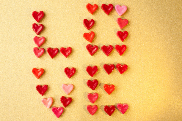 情人节的概念。情人节的礼物是一个金色背景上有“甜心”的红盒子。爱的照片。有选择性的重点图片下载