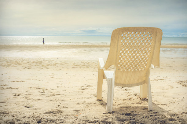 沙滩上的椅子，老式过滤器图片下载