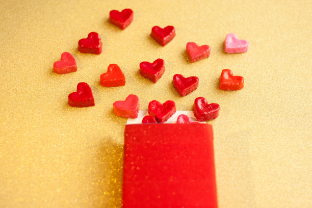 情人节的概念。情人节的礼物是一个金色背景上有“甜心”的红盒子。爱的照片。有选择性的重点图片下载