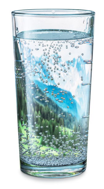 一杯白雪皑皑的水，里面是绿色的森林。图片下载