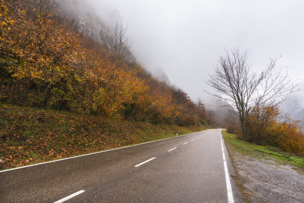 西班牙阿斯图里亚斯索米耶多自然公园的秋日景观。图片下载