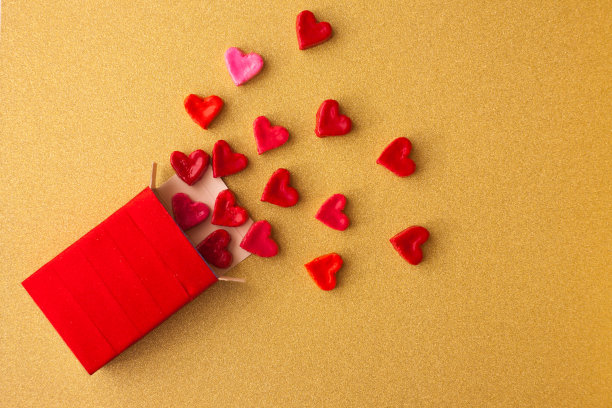情人节的概念。情人节的礼物是一个金色背景上有“甜心”的红盒子。爱的照片。有选择性的重点图片下载