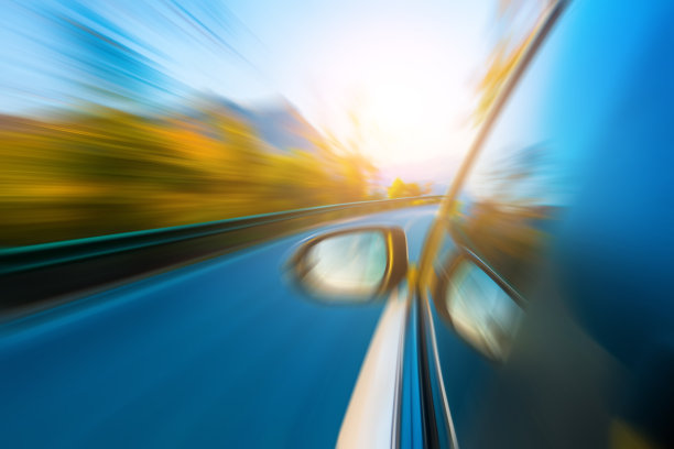 行驶在路上图片下载