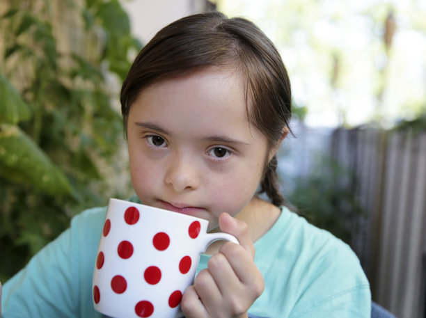 拿着白色杯子的女孩的画像图片下载