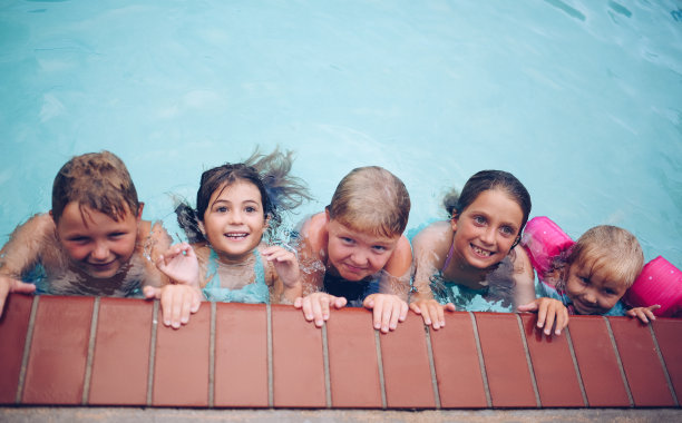 小的游泳者图片下载