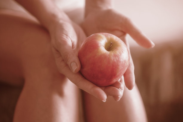 手中的苹果图片下载