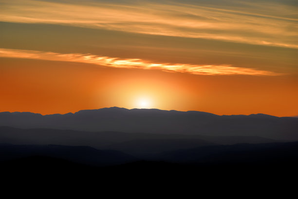美丽的日落背后的山的剪影图片下载