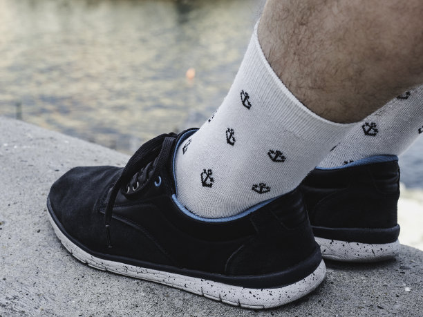 男人的腿穿运动鞋和白袜子图片下载