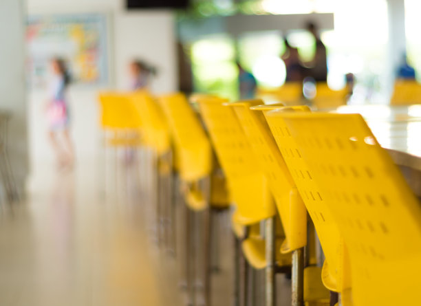 清空餐厅里没人坐的桌子和椅子图片下载