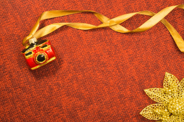 圣诞树装饰以纺织品为背景。一种照相机形式的圣诞树玩具。本空间图片下载