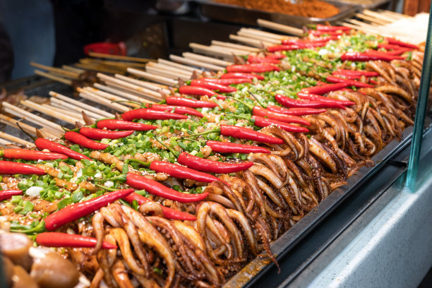 烤鱿鱼配八字胡，辣味和葱排图片下载