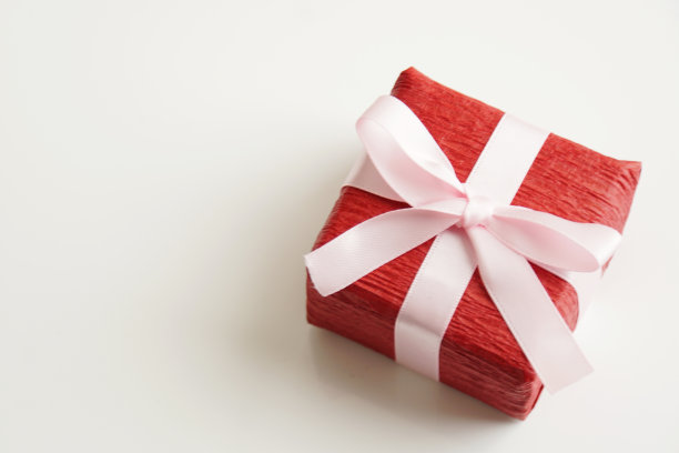 红色包装的礼物。图片下载