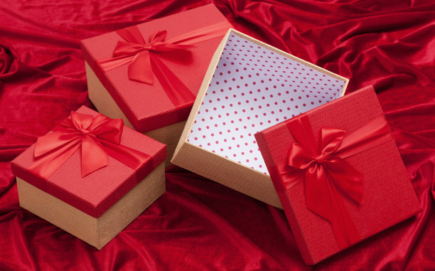 圣诞节或情人节的红色礼盒图片下载