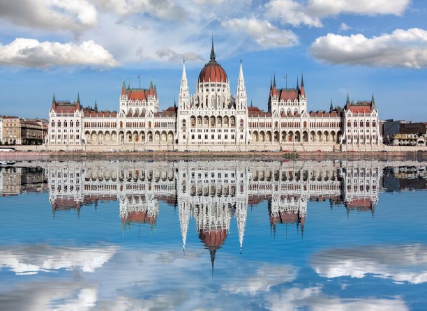 多瑙河中的匈牙利议会大厦，布达佩斯，匈牙利图片下载