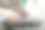 大师班的概念。裁剪近距离照片的工艺女士在她的肮脏的工作，她坐在工作区内使用圆形陶瓷车轮做小杯子图片下载