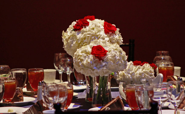 有花卉装饰的正式餐桌图片下载