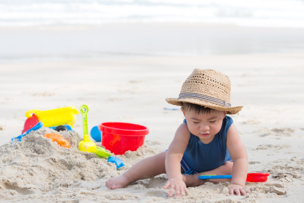 一岁男孩玩沙子，带宝宝去海滩图片下载