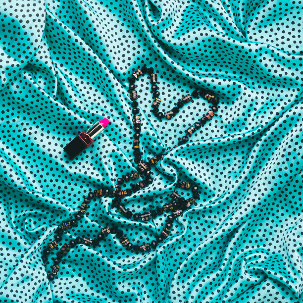 丝绿圆点礼服平躺图片下载