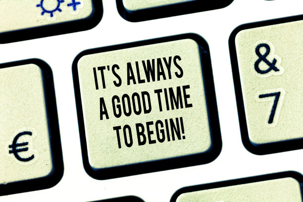 概念性的手写说明现在是开始的好时机。商业图片文字现在就开始积极的态度键盘键意图创造电脑信息想法。图片下载